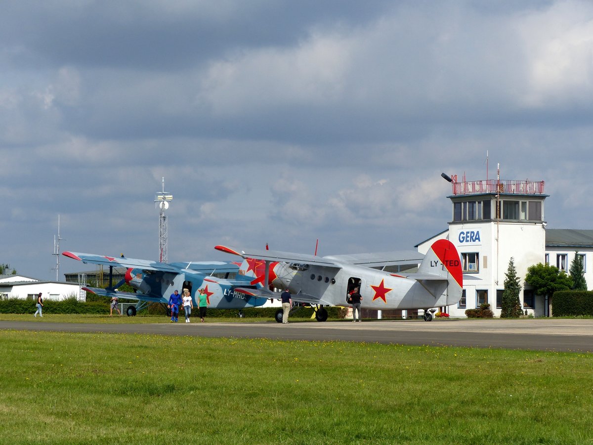 Antonow AN2, LY-TED und LY-MHC vor dem alten Tower in Gera (EDAJ) am 14.8.2016