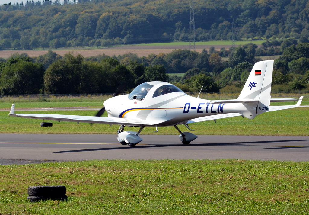 Aquila A 210 D-ETLN auf dem Rollweg in Koblenz-Winningen - 17.09.2014
