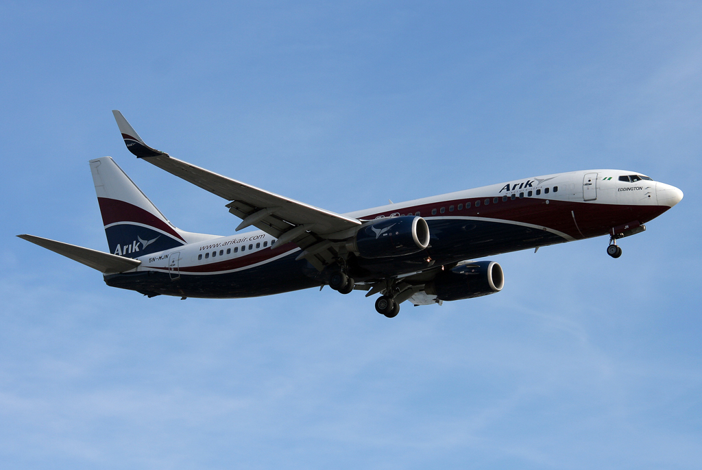 Arik B737-800 5A-MJN im Anflug auf 27R in LHR / EGLL / London Heathrow am 24.08.2011