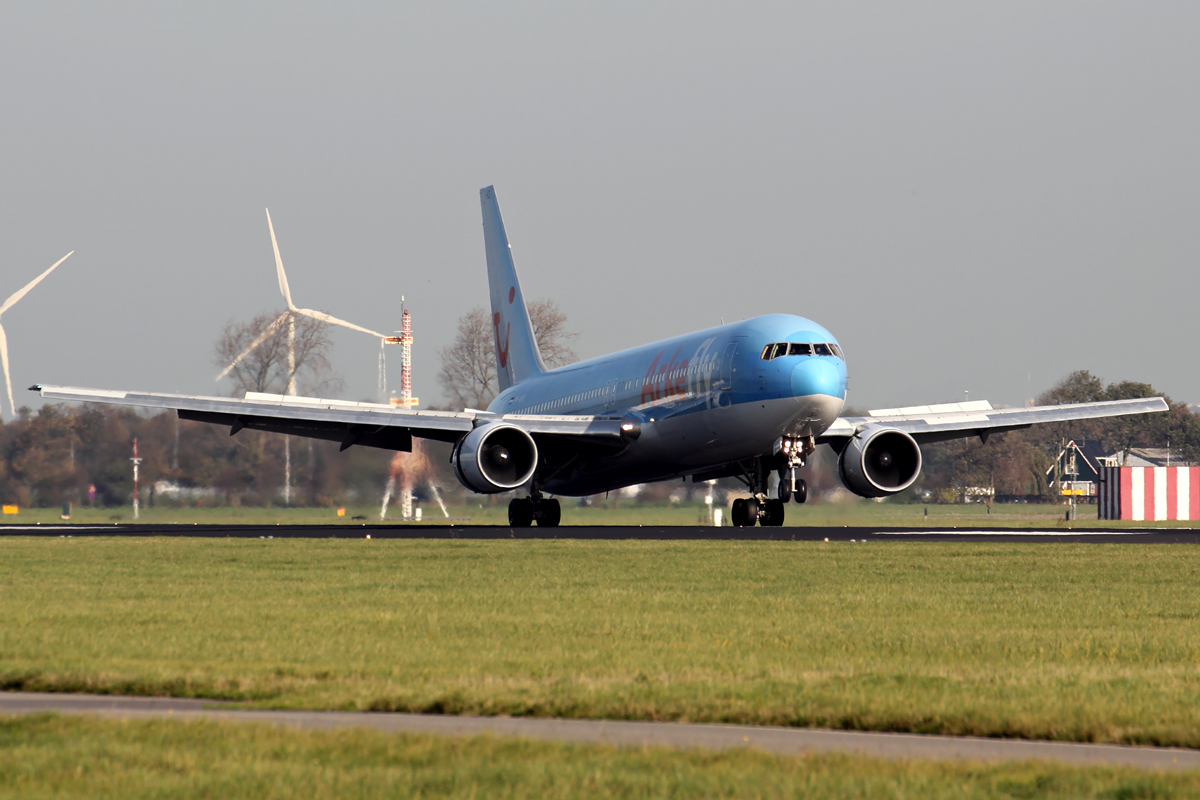 Arkefly PH-AHQ bei der Landung in Amsterdam 1.11.2014