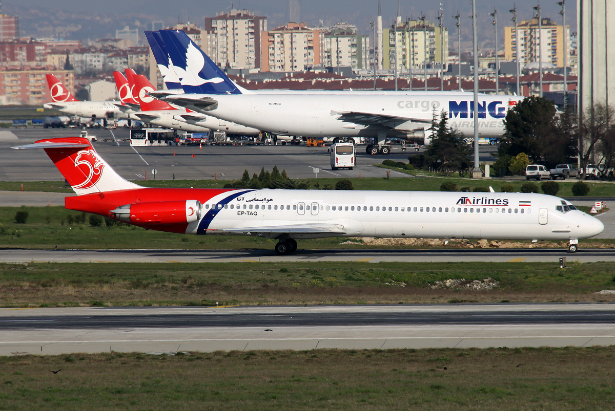 ATA MD-83 EP-TAQ auf dem Taxiway zur 36L in IST / LTBA / Istanbul Ataturk am 20.03.2014