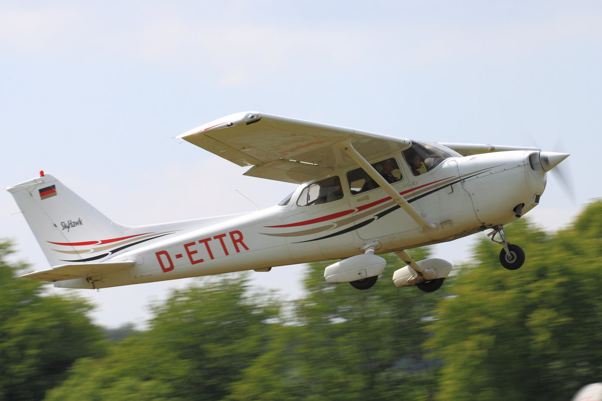 ATC, Cessna 172 R SkyHawk, D-ETTR. Ailertchen (EDGA) am 19.05.2018