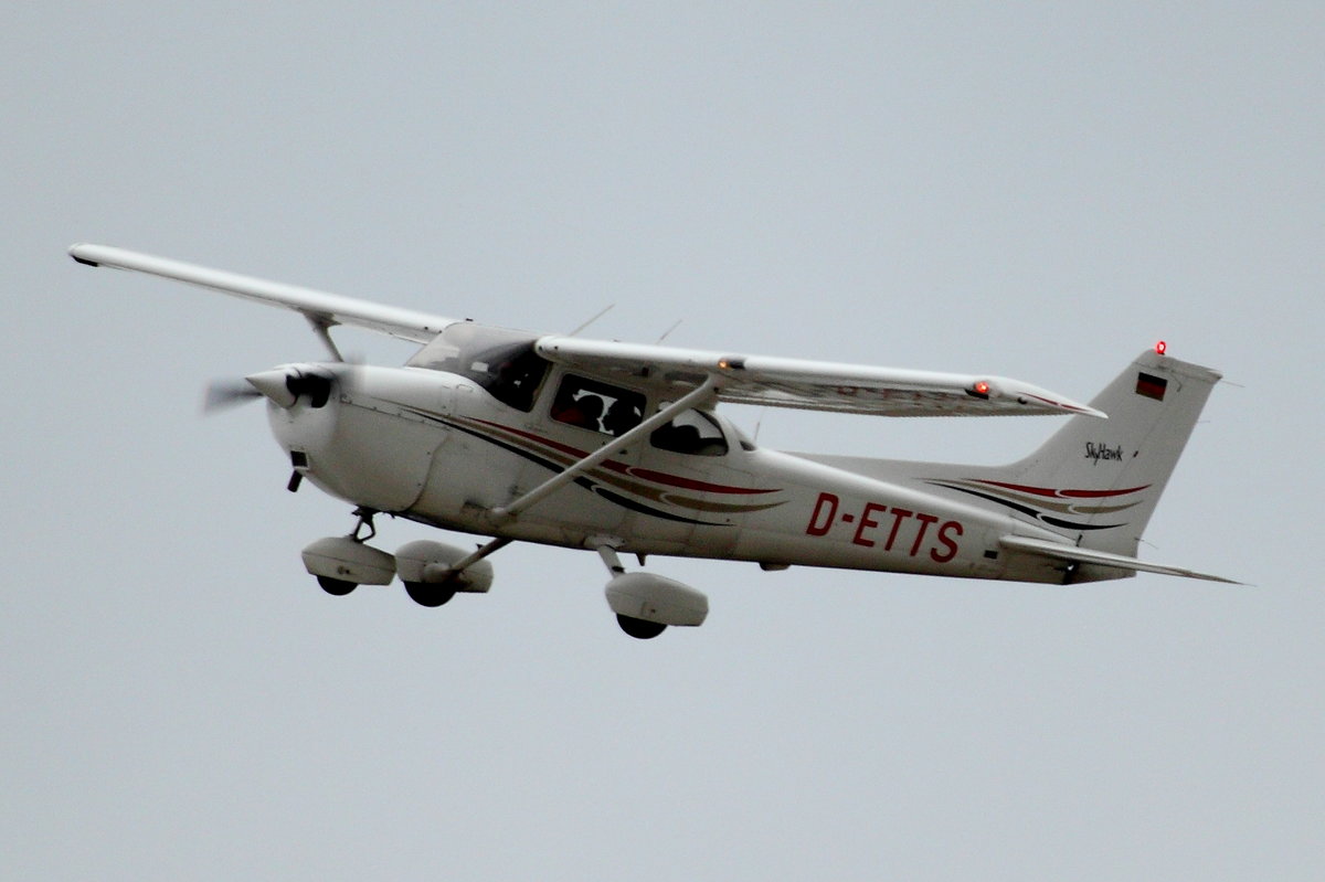 ATC, D-ETTS, Cessna 172 R SkyHawk. Am 16.07.2017 über dem Flughafen Köln-Bonn (CGN/EDDK).