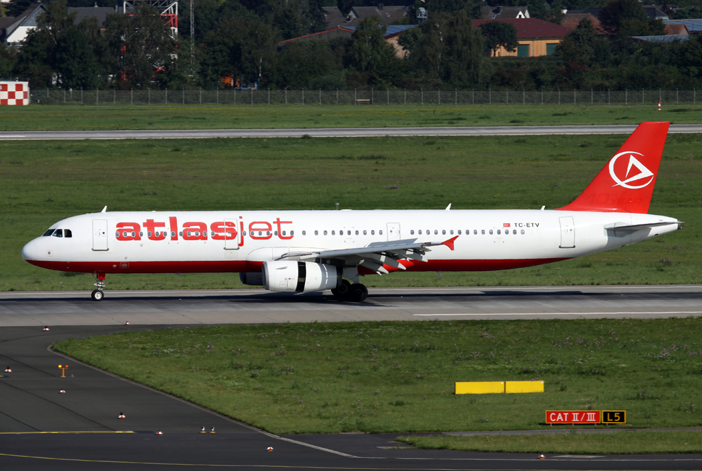 Atlas A-321 TC-ETV bei der Landung auf 23L in DUS / EDDL / Düsseldorf am 20.08.2014