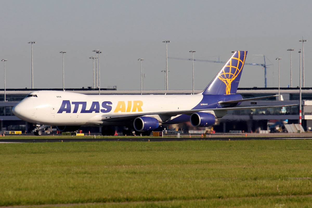 Atlas Air Boeing 747-87UF N854GT rollt zur Parkposition in Amsterdam 6.5.2018