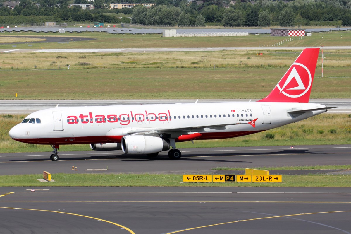 Atlasglobal TC-ATK rollt nach der Landung zum Gate in Düsseldorf 7.7.2015