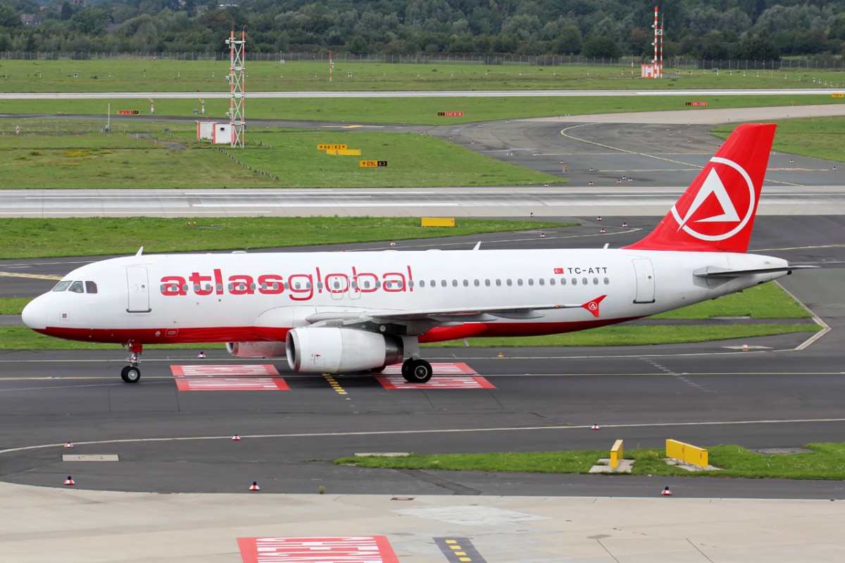 Atlasglobal TC-ATT rollt zum Gate in Düsseldorf 5.9.2015