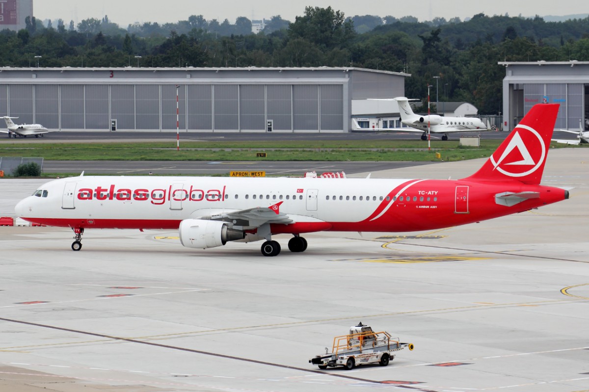 Atlasglobal TC-ATY rollt zum Gate in Düsseldorf 13.9.2015