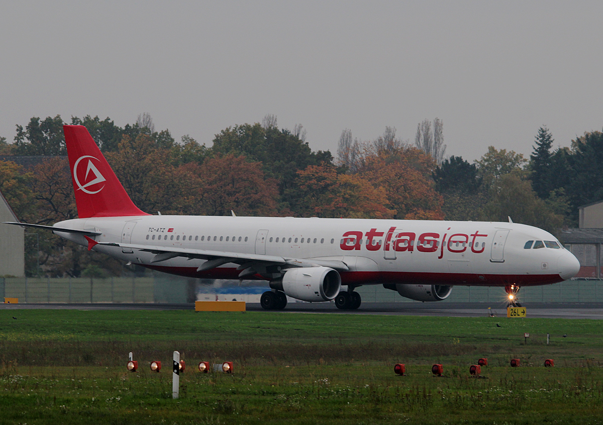Atlasjet A 321-211 TC-ATZ kurz vor dem Start in Berlin-Tegel am 26.10.2014