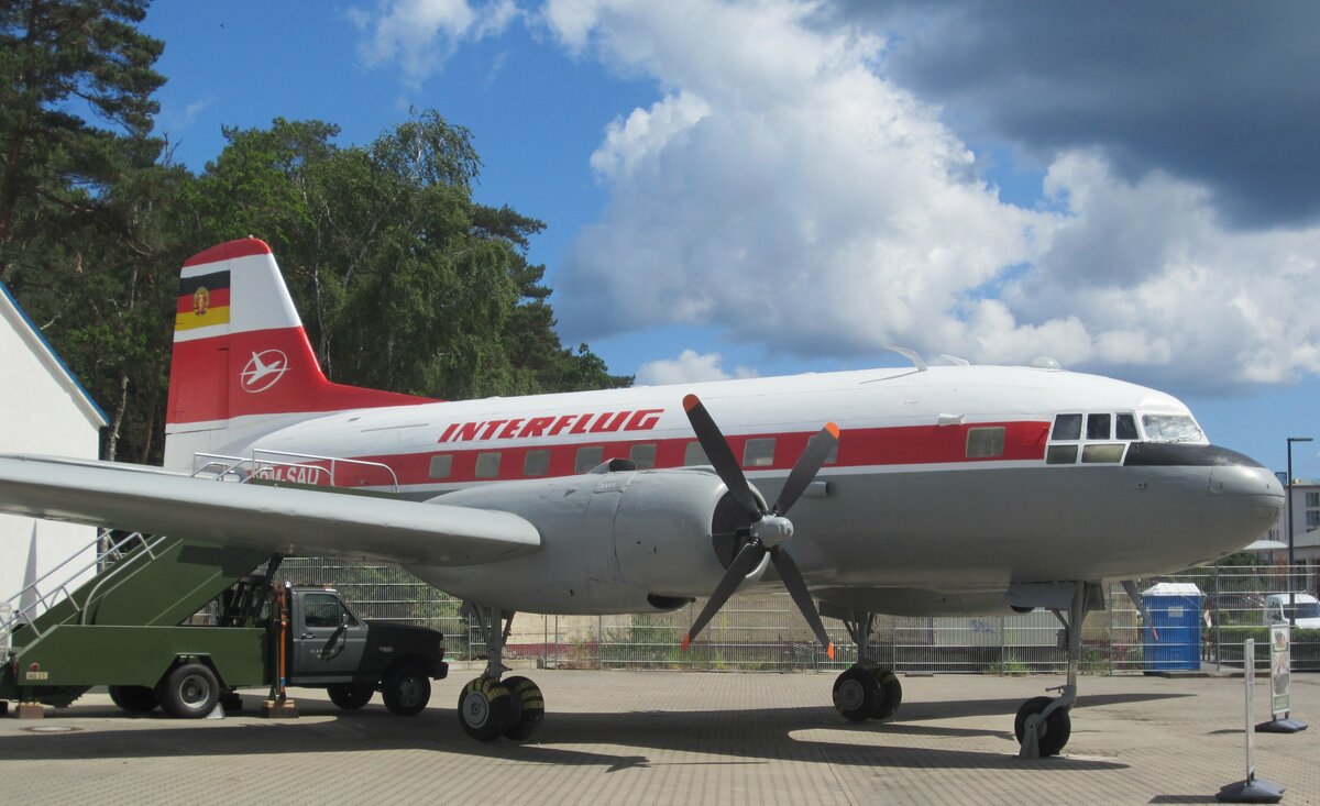 Auch wenn diese IL-14P nie bei der Interflug im Einsatz war, repräsentiert sie doch in der Bemalung der ehemaligen DM-SAD ein Stück Verkehrsgeschichte der 1960er Jahre.
Aufgenommen am 27.06.2023 im Freigelände des Oldtimermuseums Prora auf Rügen.