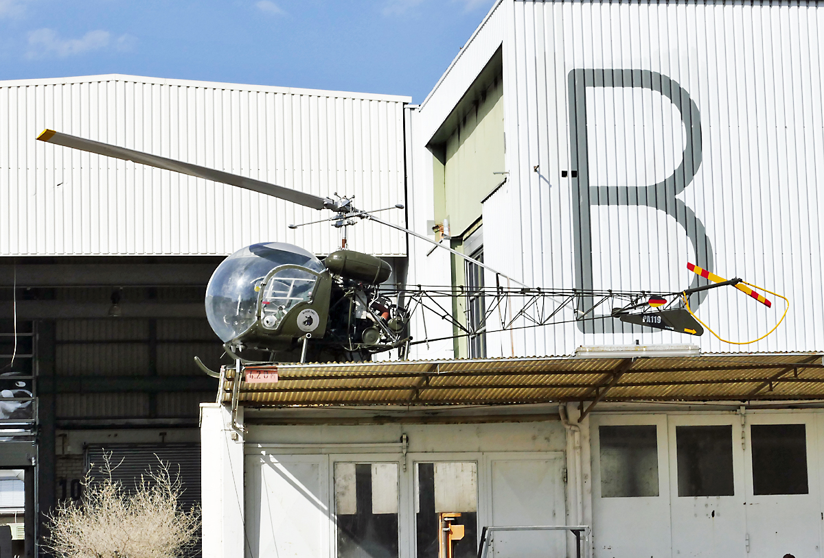 Auf`s Dach gehievte ehemalige Heeresflieger- Bell 47G-2 (PA-119) in Bad Honnef - 30.03.2019