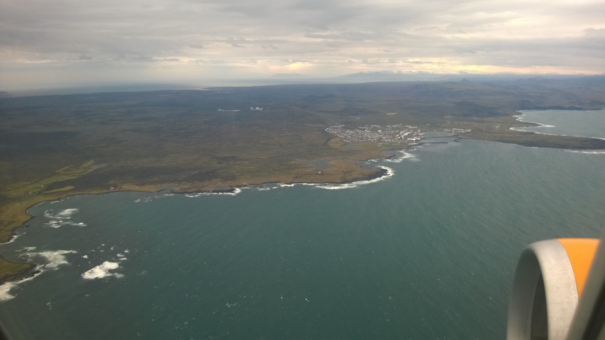 Ausblick auf die Isländische Küste und den Ort Grindavik, fotografiert während des Anfluges auf den Flughafen von Keflavik im Oktober 2014