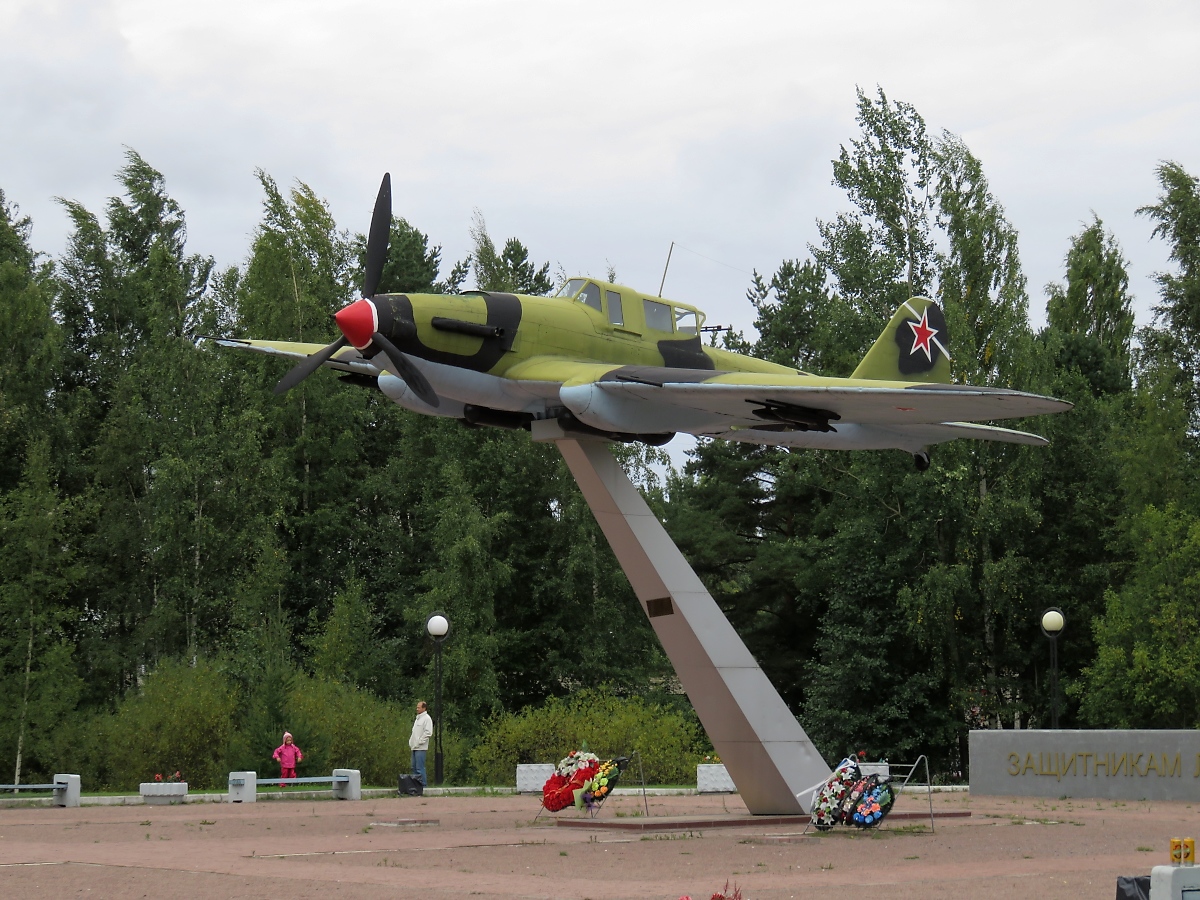 Ausgestelltes russisches Kampfflugzeug vom Typ Iljuschin Il-2 auf dem  Monument to the Defenders of Leningrad Sky  (Памятник Защитникам Ленинградского Неба) in Lebyazhye, 3.9.17