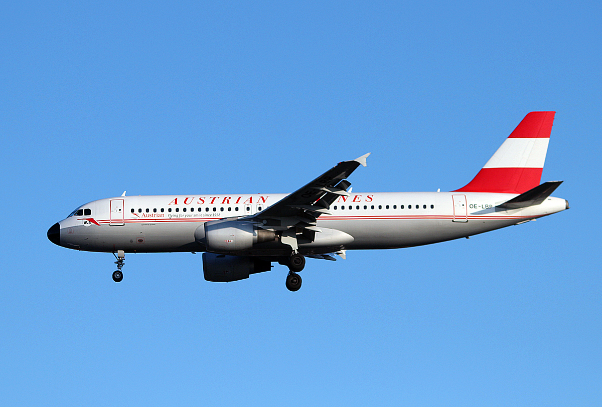 Austrian Airlines A 320-214 OE-LBP bei der Landung in Berlin-Tegel am 22.02.2014