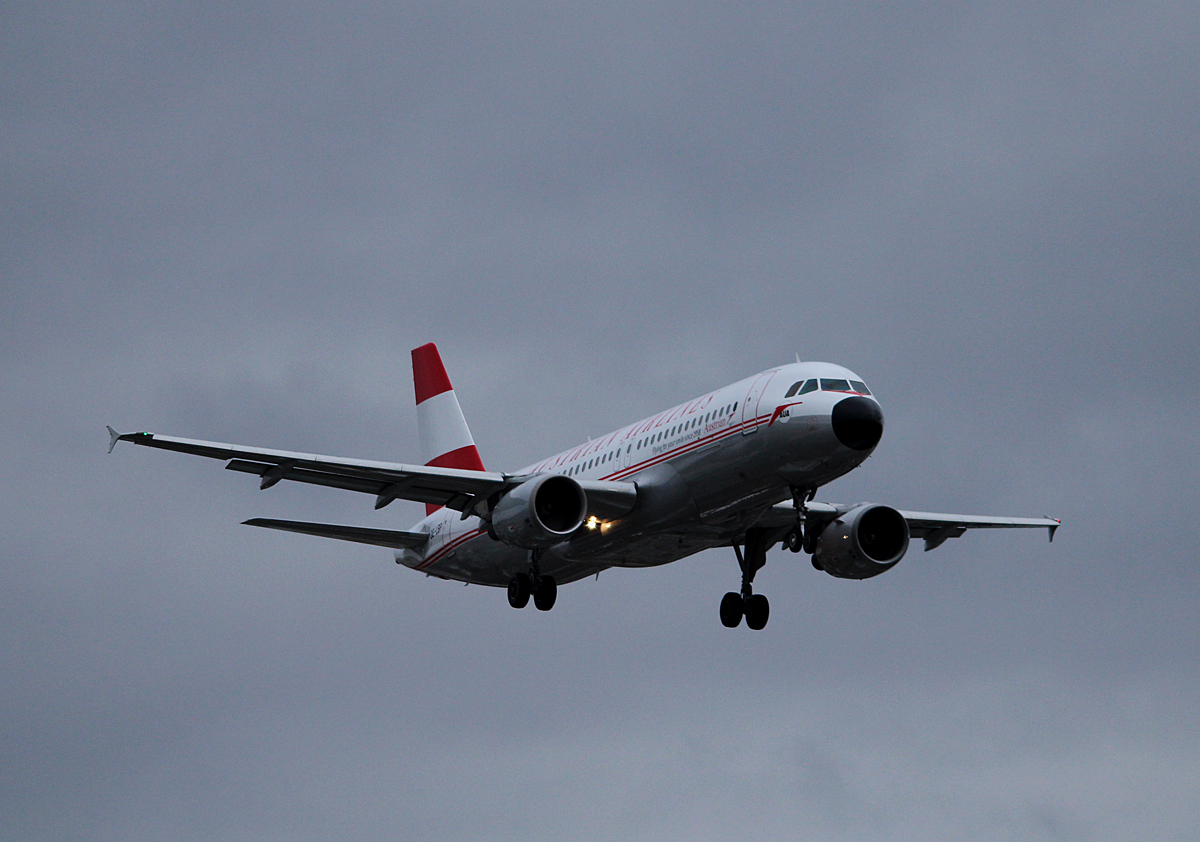 Austrian Airlines A 320-214 OE-LBP bei der Landung in Berlin-Tegel am 29.11.2015