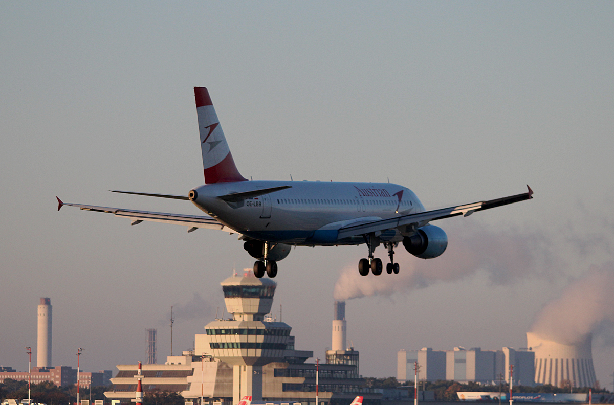 Austrian Airlines A 320-214 OE-LBR bei der Landung in Berlin-Tegel am 19.10.2014