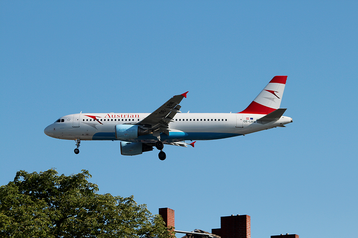 Austrian Airlines A 320-214 OE-LBW bei der Landung in Berlin-Tegel am 11.07.2015
