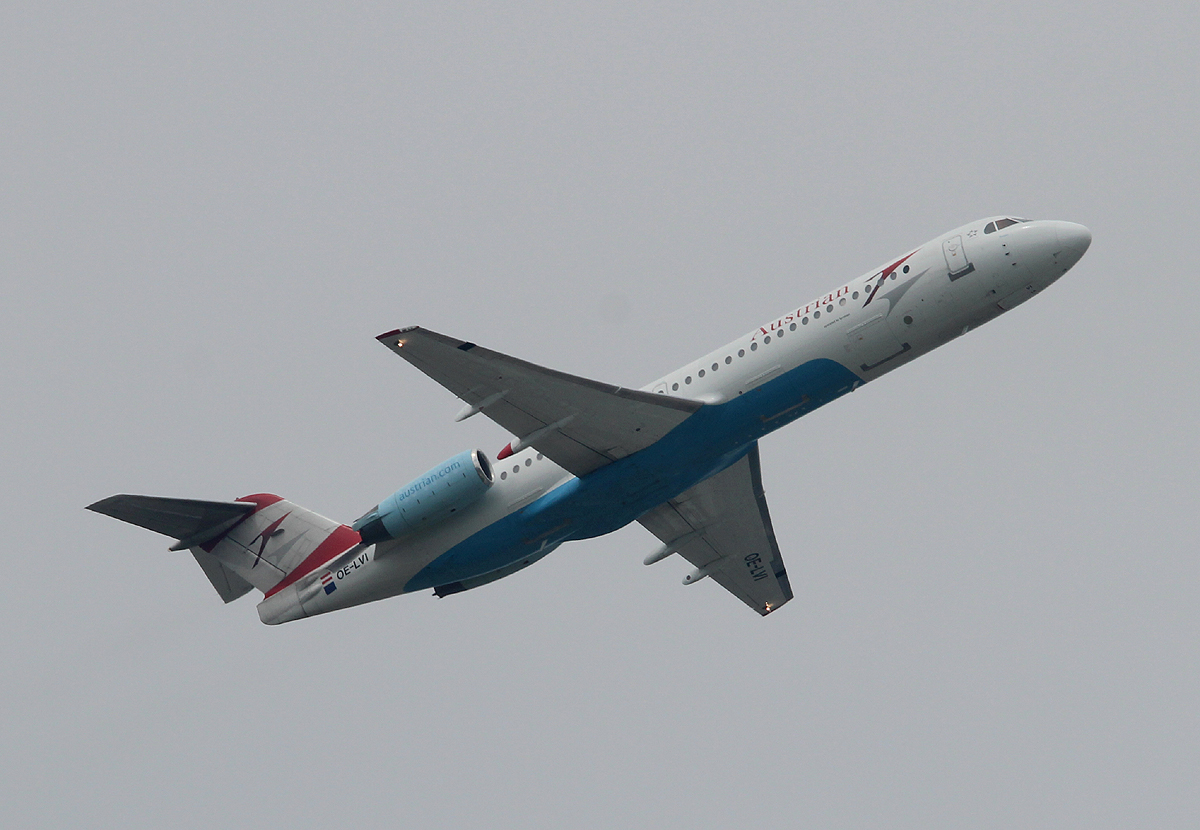 Austrian Airlines Fokker 100 OE-LVI beim Start in Frankfurt am 10.06.2013