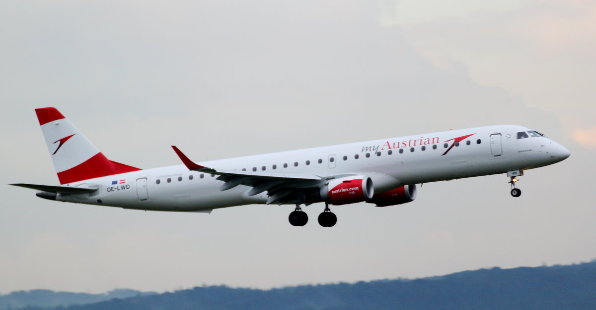 Austrian Airlines, OE-LWD, Embraer 195-200, CGN/EDDK, Köln-Bonn; im Landeanflug, aus Wien (VIE) kommend , 02.06.2016