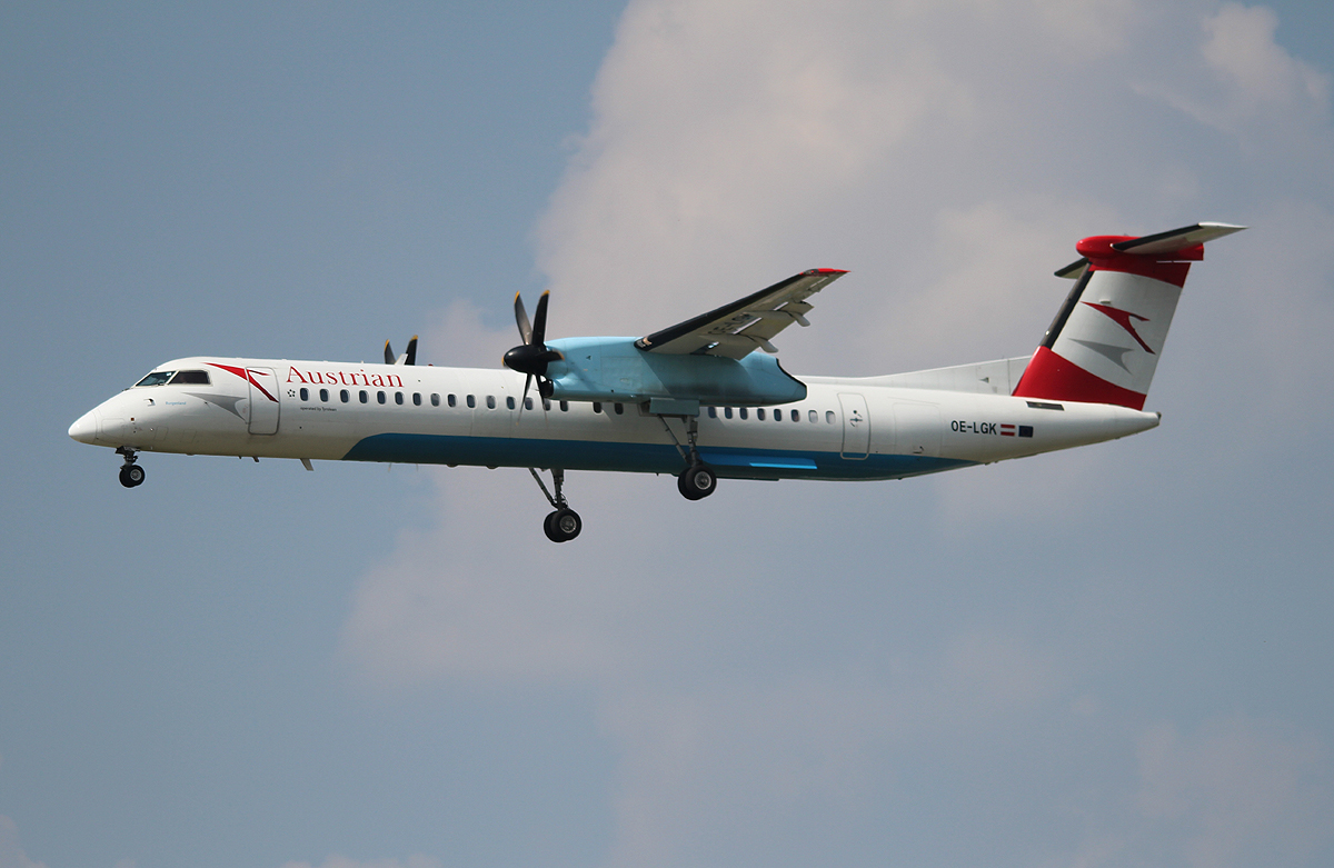 Austrian Arrows DHC-8-402Q OE-LGK bei der Landung in Frankfurt am 11.06.2013