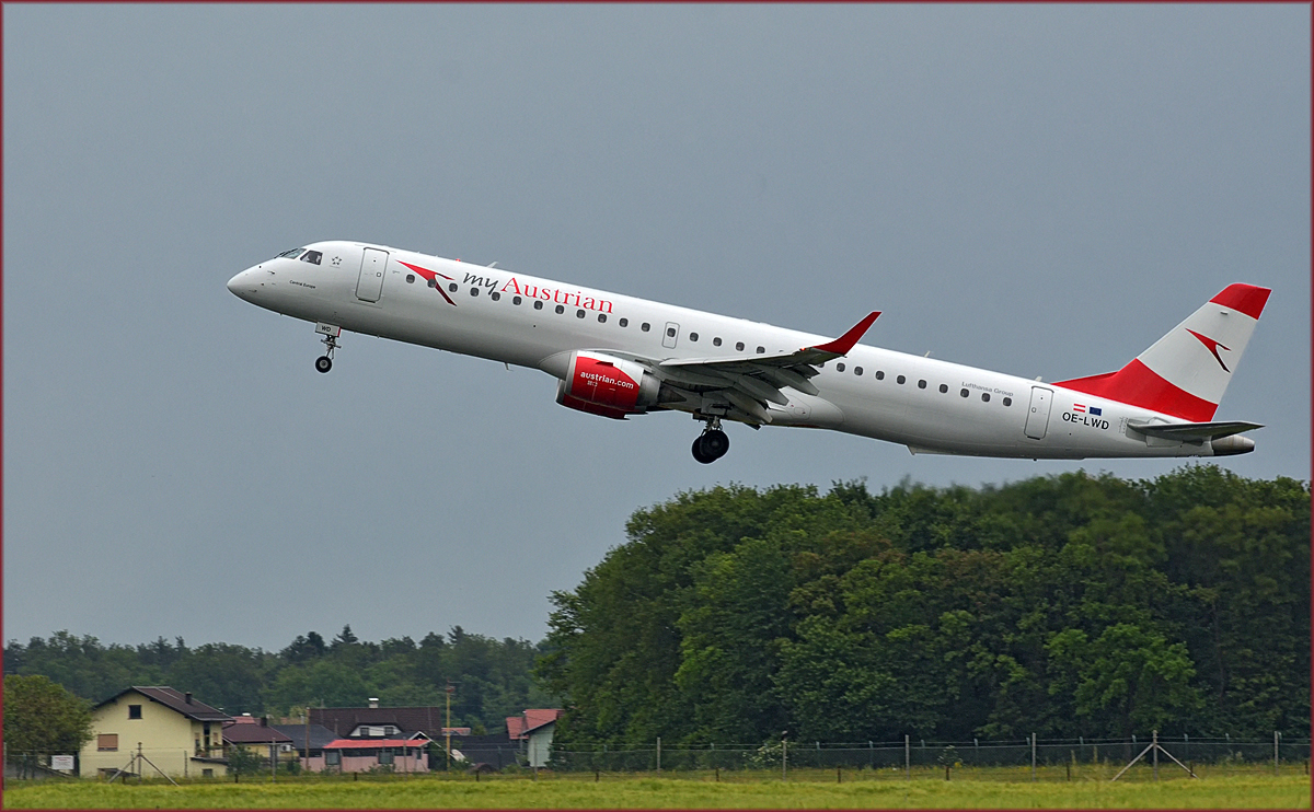 AUSTRIAN OE-LWD, Embraer ER195 bei Trainingsflug auf Maribor Flughafen MBX. /24.5.2017