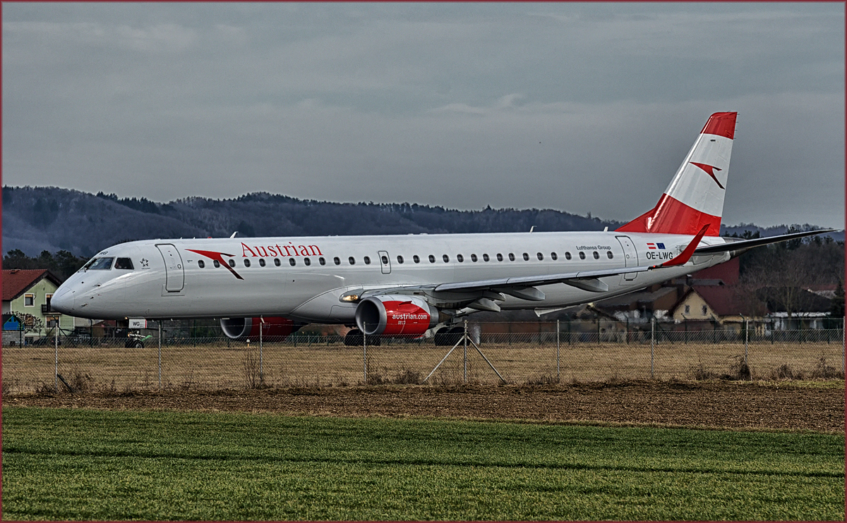 Austrian OE-LWG, Embraer ERJ-195LR bei Trainingsflug auf Maribor Flughafen MBX. /27.2.2017