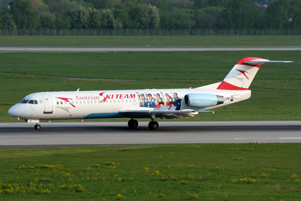 Austrian Skiteam F-100 OE-LVM auf der 23L in DUS / EDDL / Düsseldorf am 17.04.2011