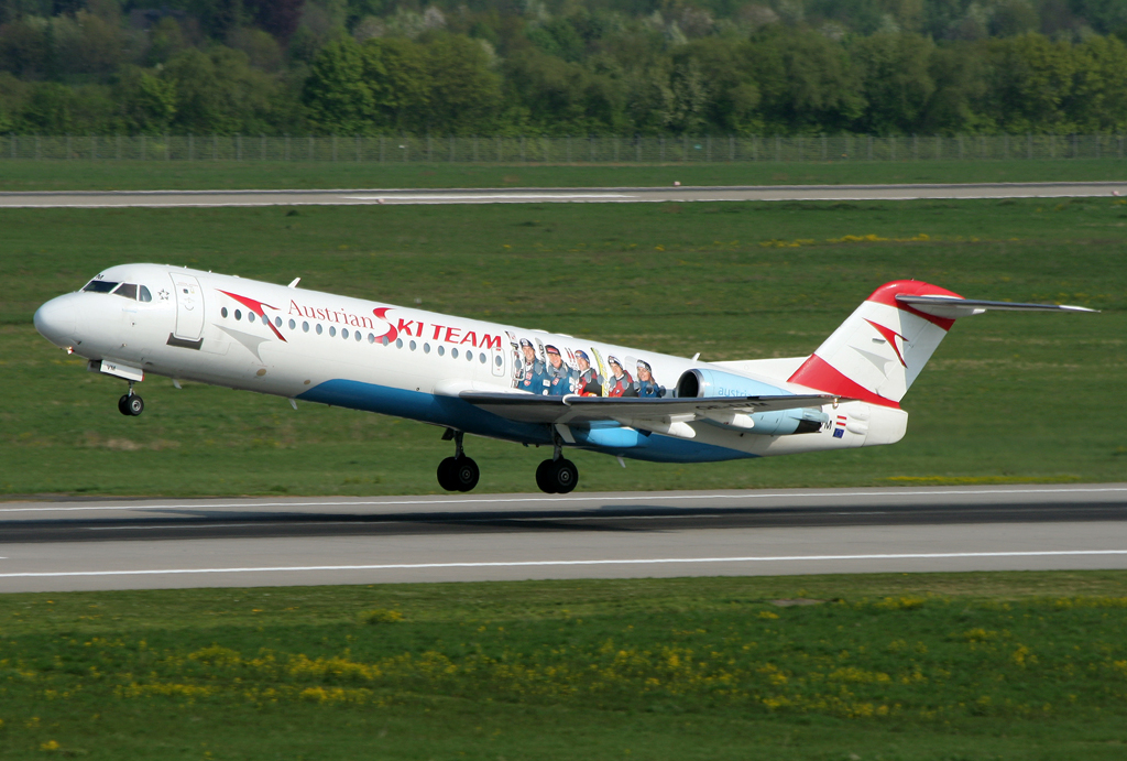 Austrian Skiteam F-100 OE-LVM beim Takeoff auf 23L in DUS / EDDL / Düsseldorf am 17.04.2011