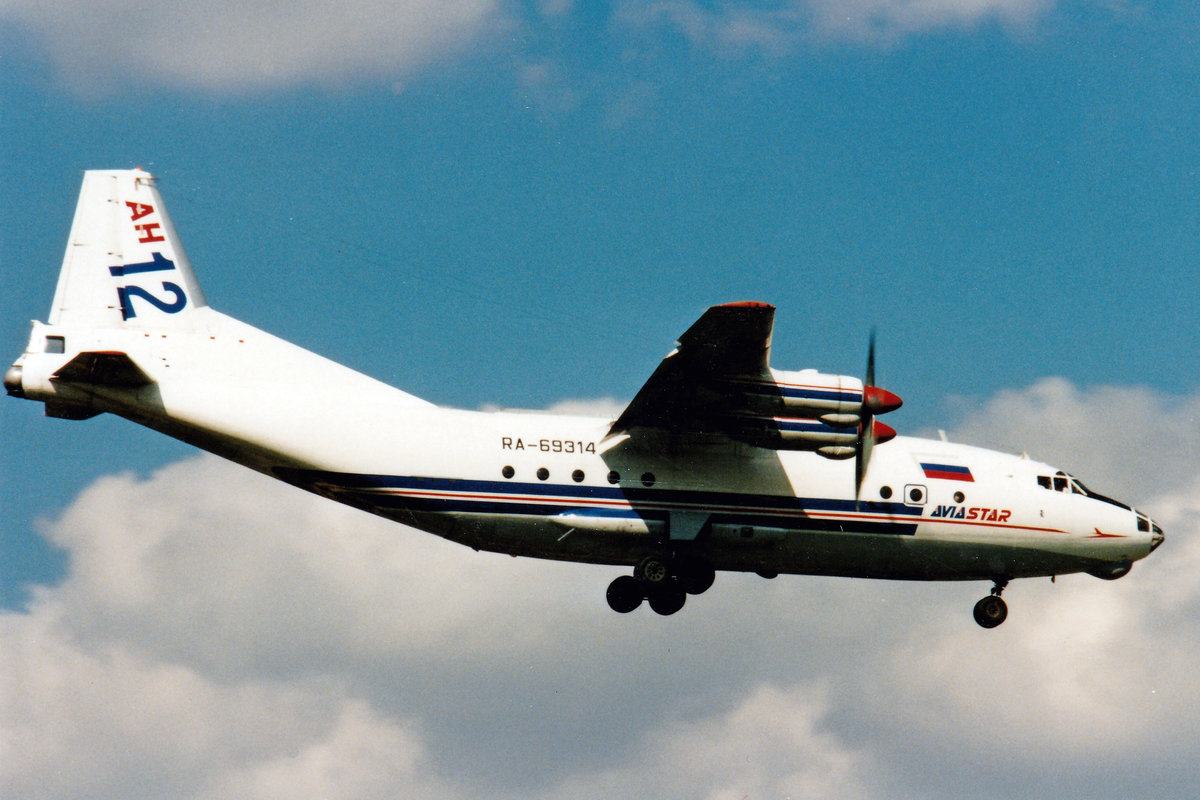 Aviastar, RA-69314, Antonov An-12BP, msn: 5343004, Juli 2000, ZRH Zürich, Switzerland. Scan aus der Mottenkiste.