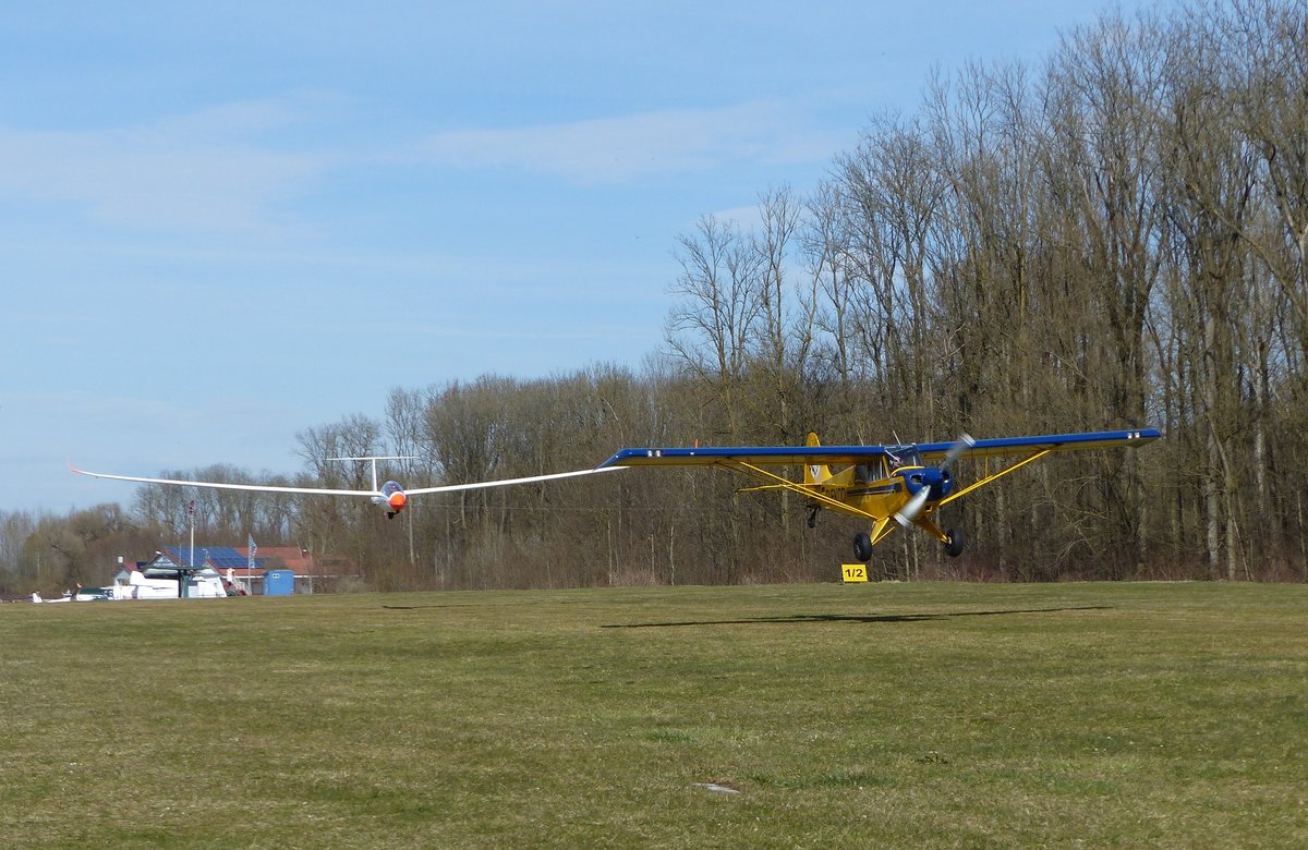 Aviat Aircraft Husky 1A, D-EKOD beim F-Schlepp des Duo Discus D-2588 in Moosburg auf der Kippe ( EDPI ) am 29.3.2021