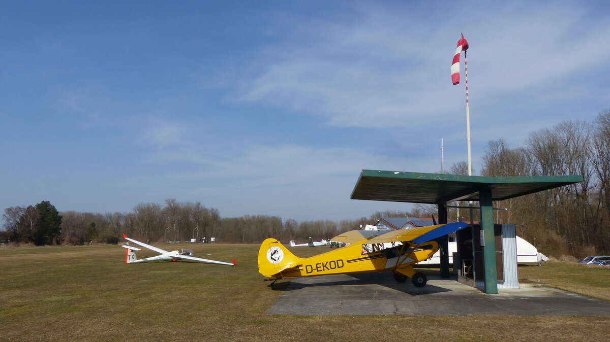 Aviat Husky A-1B, D-EKOD an der Tankstelle in Moosburg auf der Kippe (EDPI) am 20.3.2022