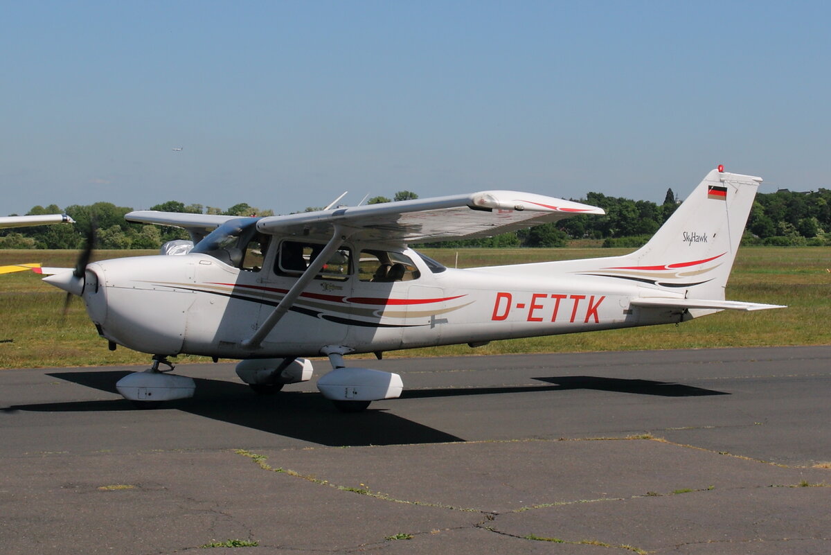 Aviation Training & Transport Center, Cessna 172R Skyhawk II, D-ETTK. Bonn-Hangelar (EDKB) am 14.05.2022.