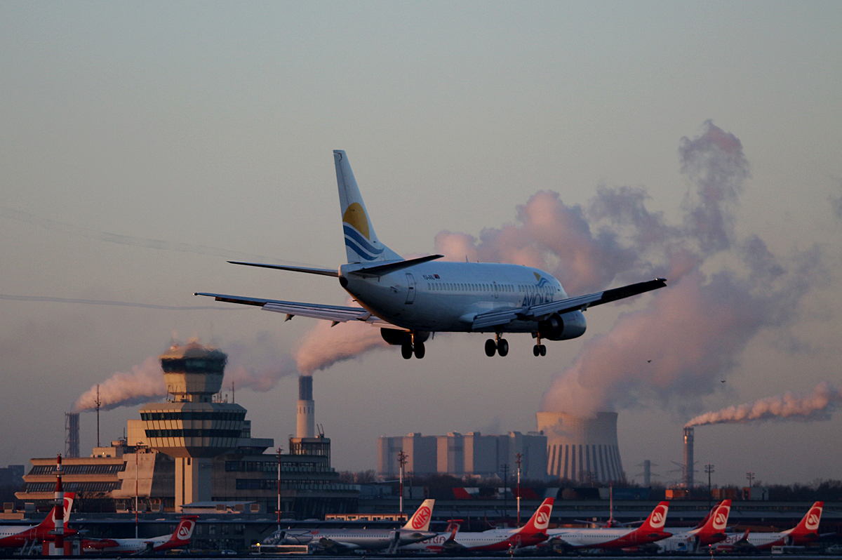 Aviolet B 737-3H9 YU-ANJ bei der Landung in Berlin-Tegel am 09.01.2016