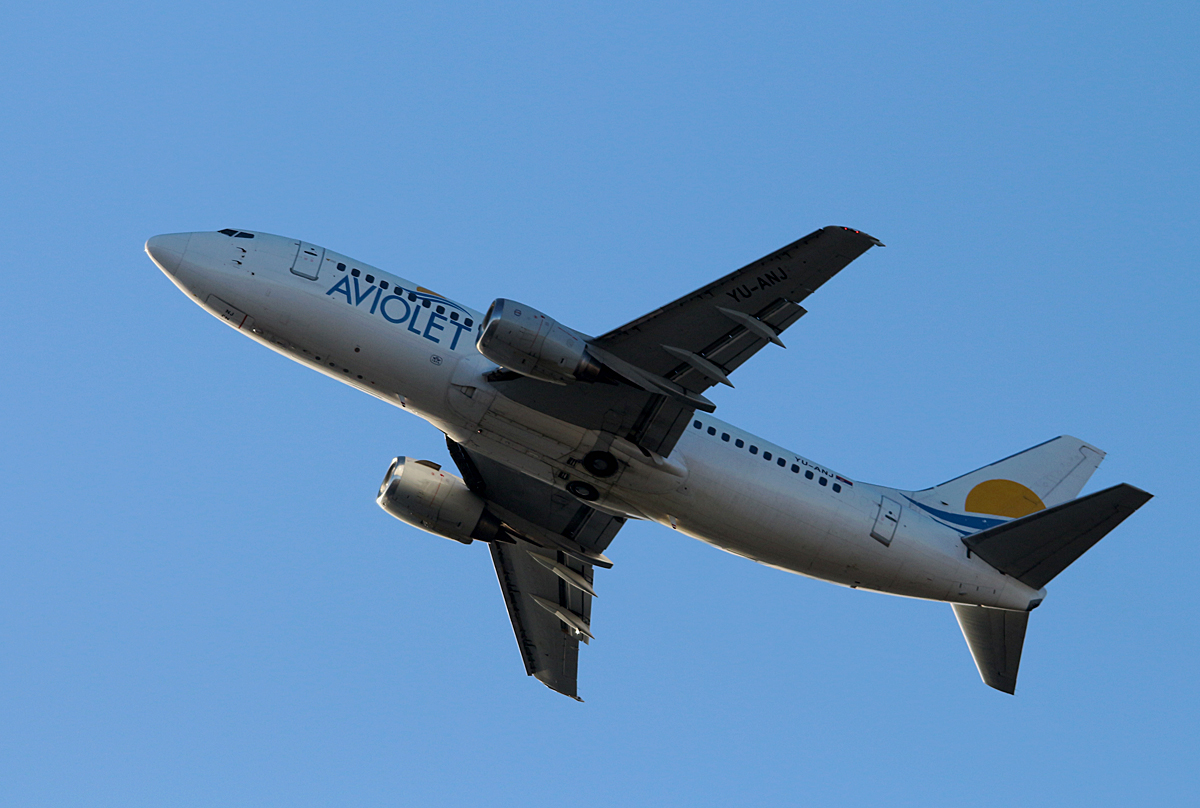 Aviolet B 737-3H9 YU-ANJ nach dem Start in Berlin-Tegel am 09.01.2016