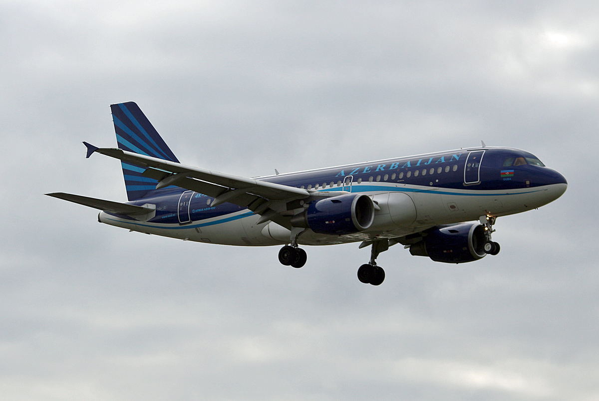 Azerbaijan Airlines, Airbus A 319-111, 4K-AZ04, TXL, 12.09.2017
