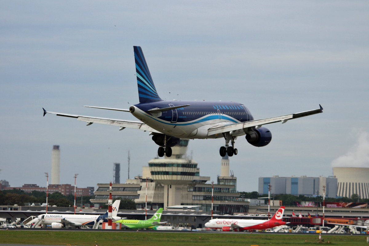 Azerbaijan Airlines, Airbus A 319-111. 4K-AZ04, TXL, 12.09.2017