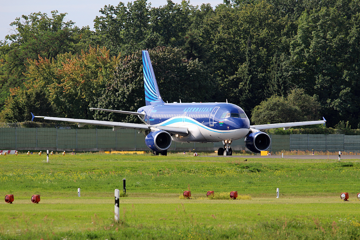Azerbaijan Airlines, Airbus A 319-111, 4K-AZ04, TXL, 12.09.2017