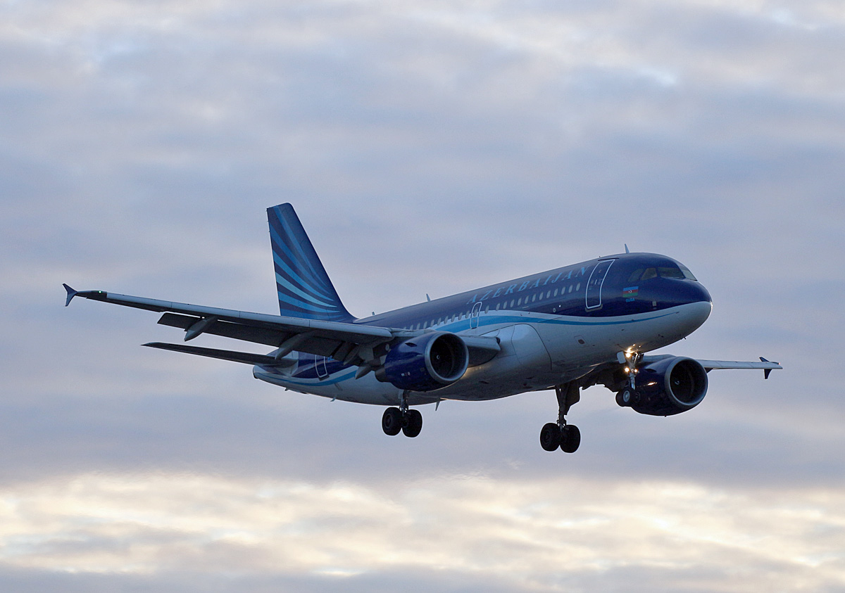 Azerbaijan Airlines, Airbus A 319-111, 4K-AZ04, TXL, 29.12.2019
