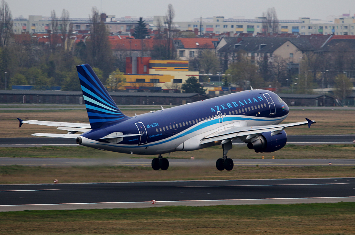 Azerbaijan Airlines, Airbus A 319-111, 4K-AZ04, TXL, 10.04.2016
