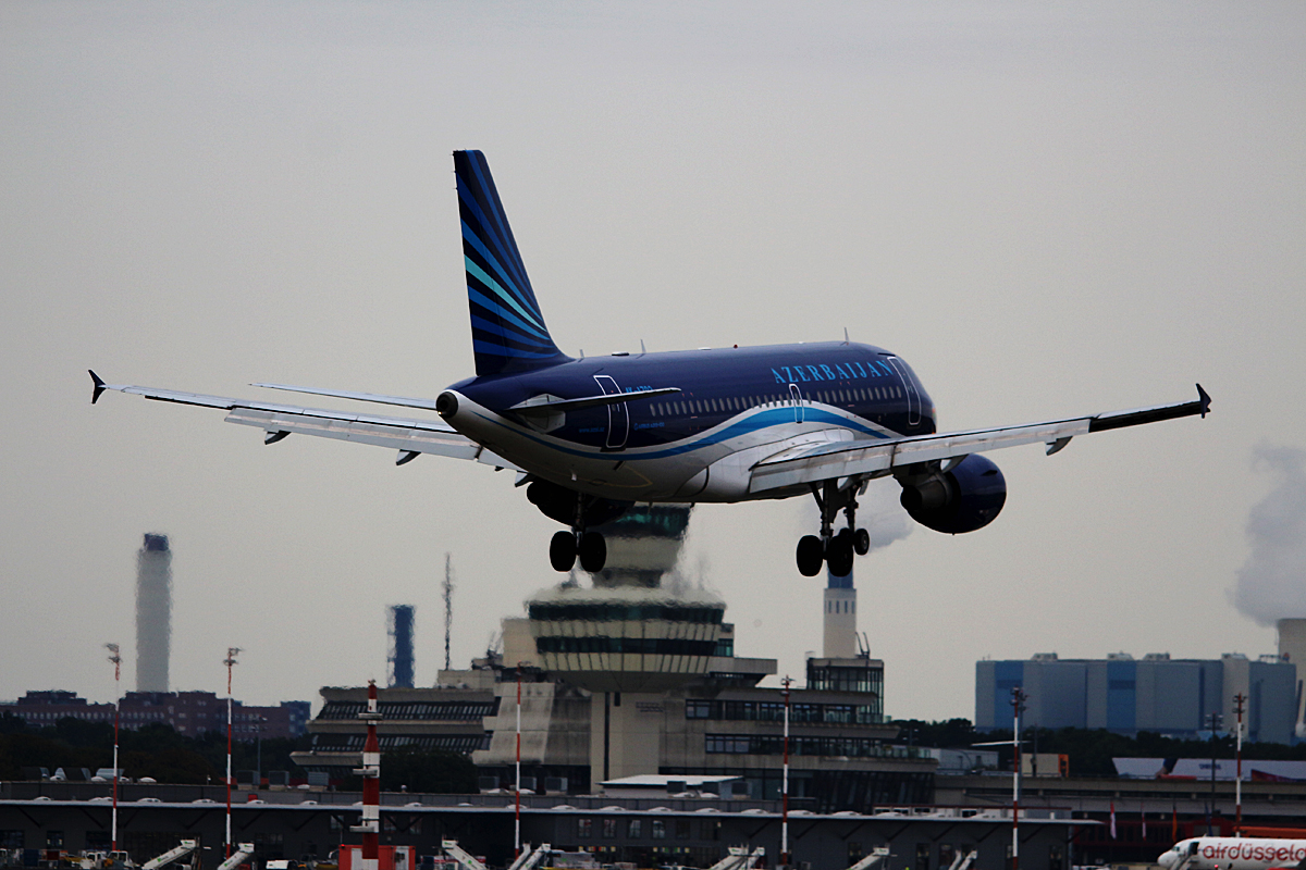 Azerbaijan Airlines, Airbus A 319-111, 4K-AZ03, TXL, 04.09.2016