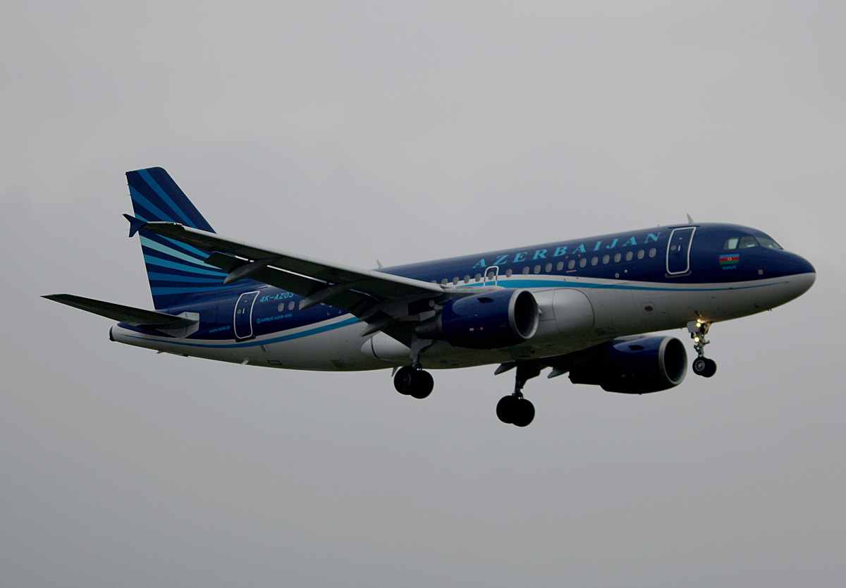 Azerbaijan Airlines, Airbus A 319-111, 4K-AZ03, TXL, 23.10.2016