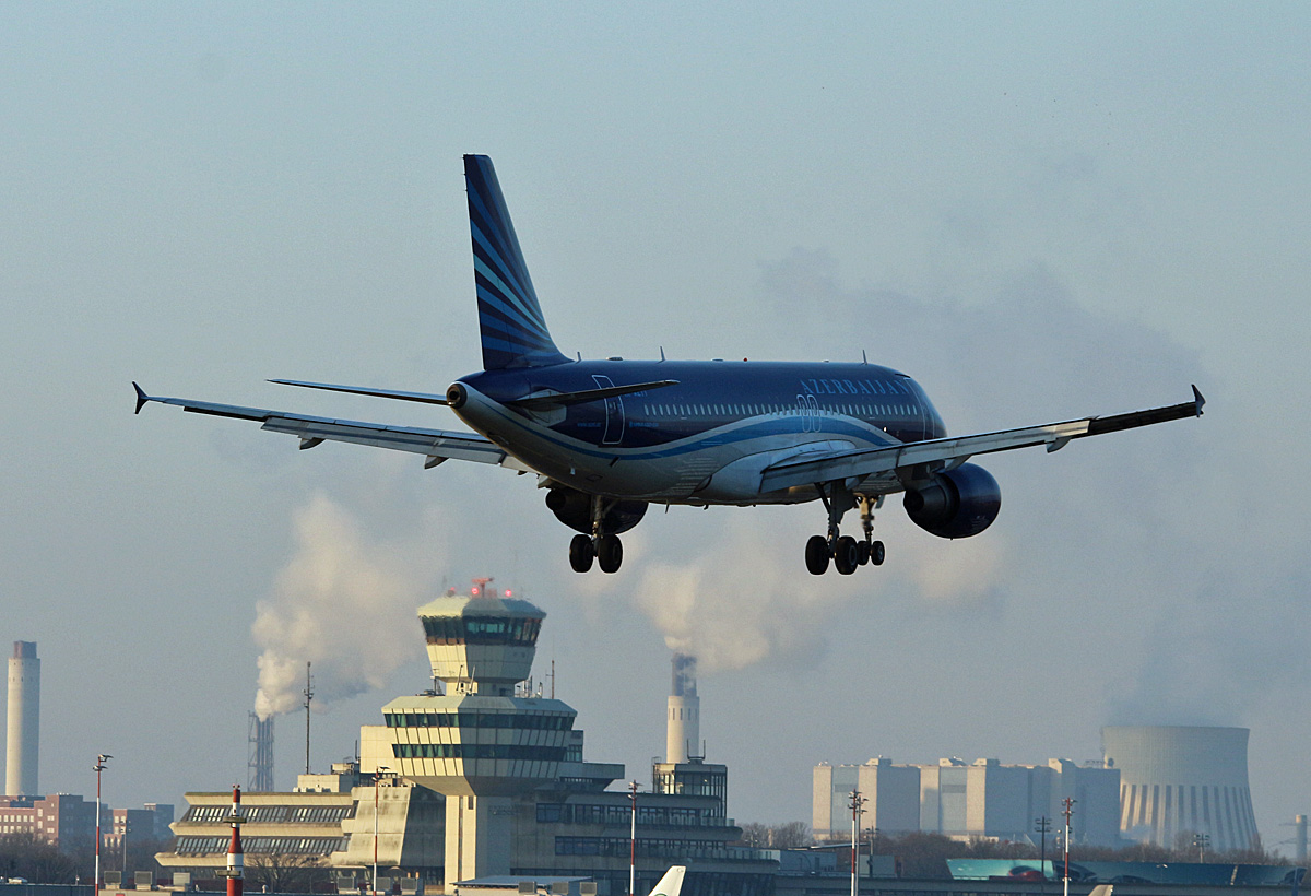 Azerbaijan Airlines, Airbus A 320-214, 4K-AZ77, TXL, 26.11.2017