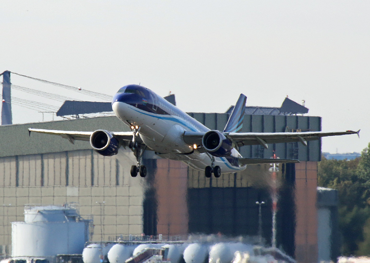 Azerbaijan Airlines, Airbus A 320-214, 4K-AZ83, TXL, 06.10.2019