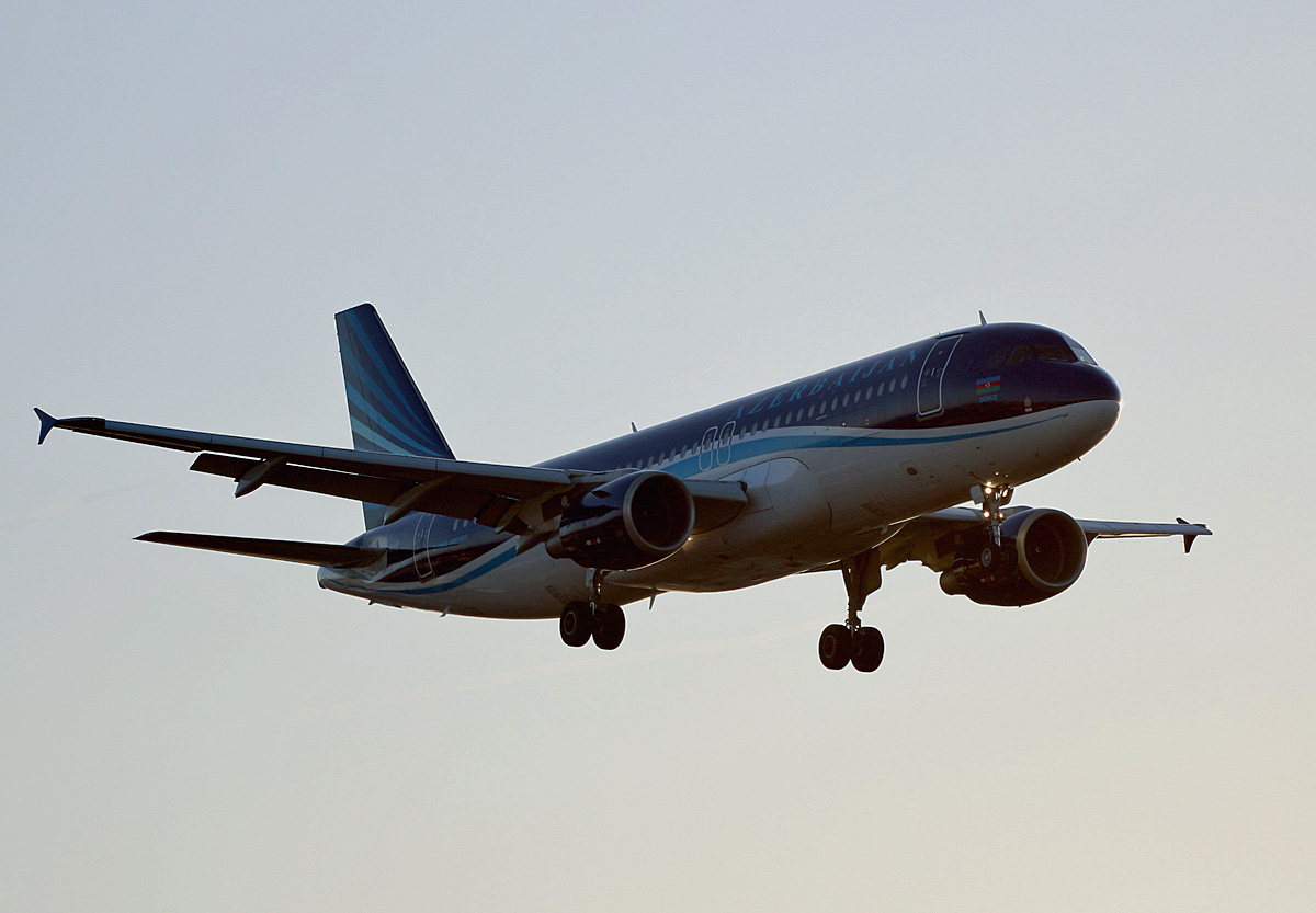 Azerbaijan Airlines, Airbus A 320-214, 4K-AZ79, TXL, 05.01.2020