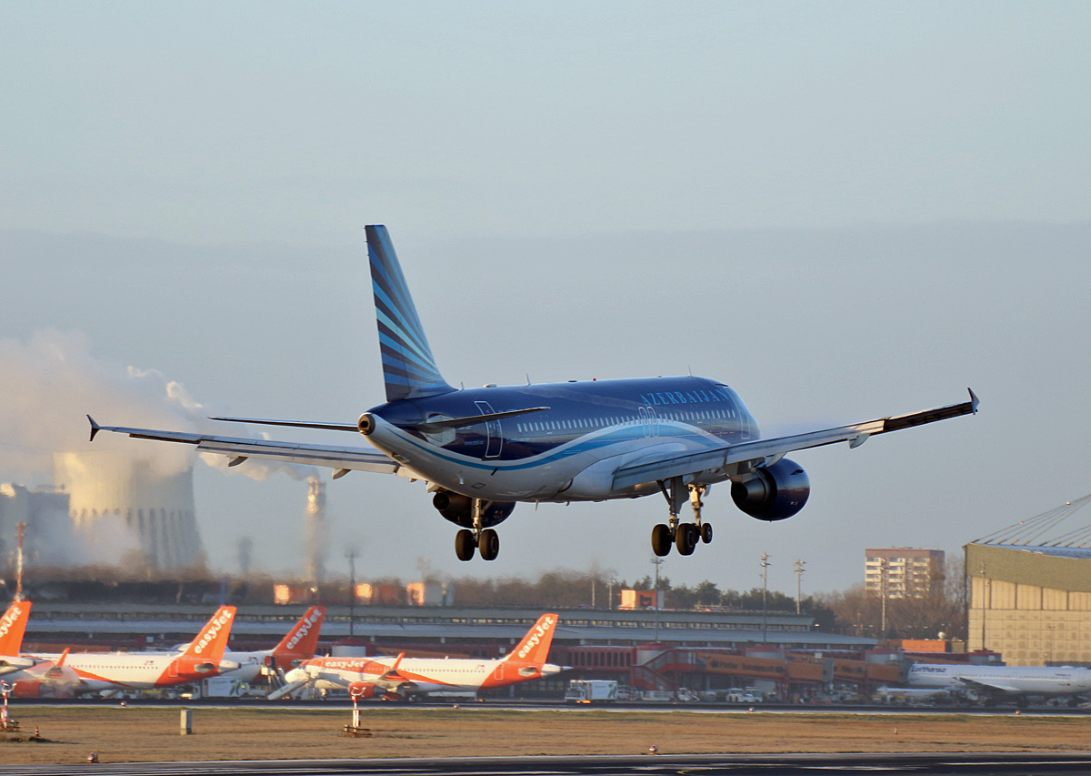 Azerbaijan Airlines, Airbus A 320-214, 4K-AZ79, TXL, 05.01.2020