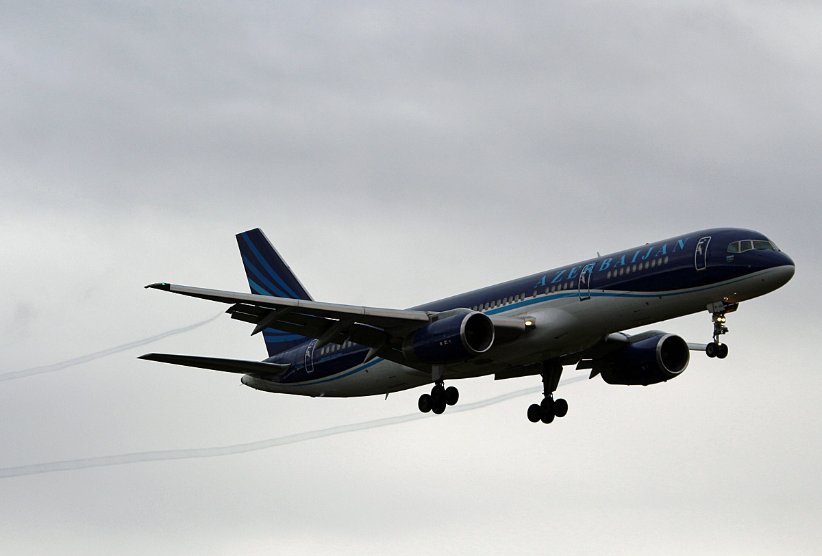 Azerbaijan Airlines, Boeing B 757-22L, 4K-AZ11, TXL, 08.10.2017