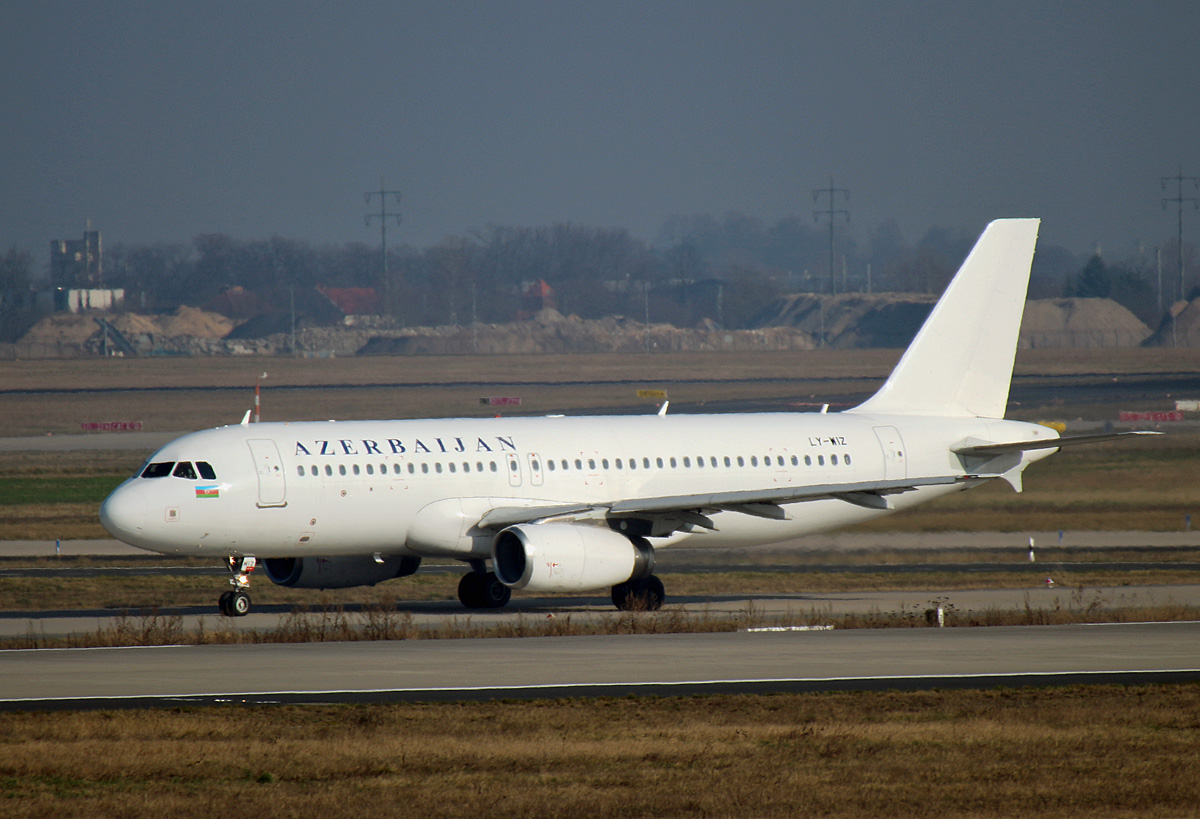 Azerbaijan Airlines(Getjet), Airbus A 320-232, LY-WIZ, BER, 03.03.2024