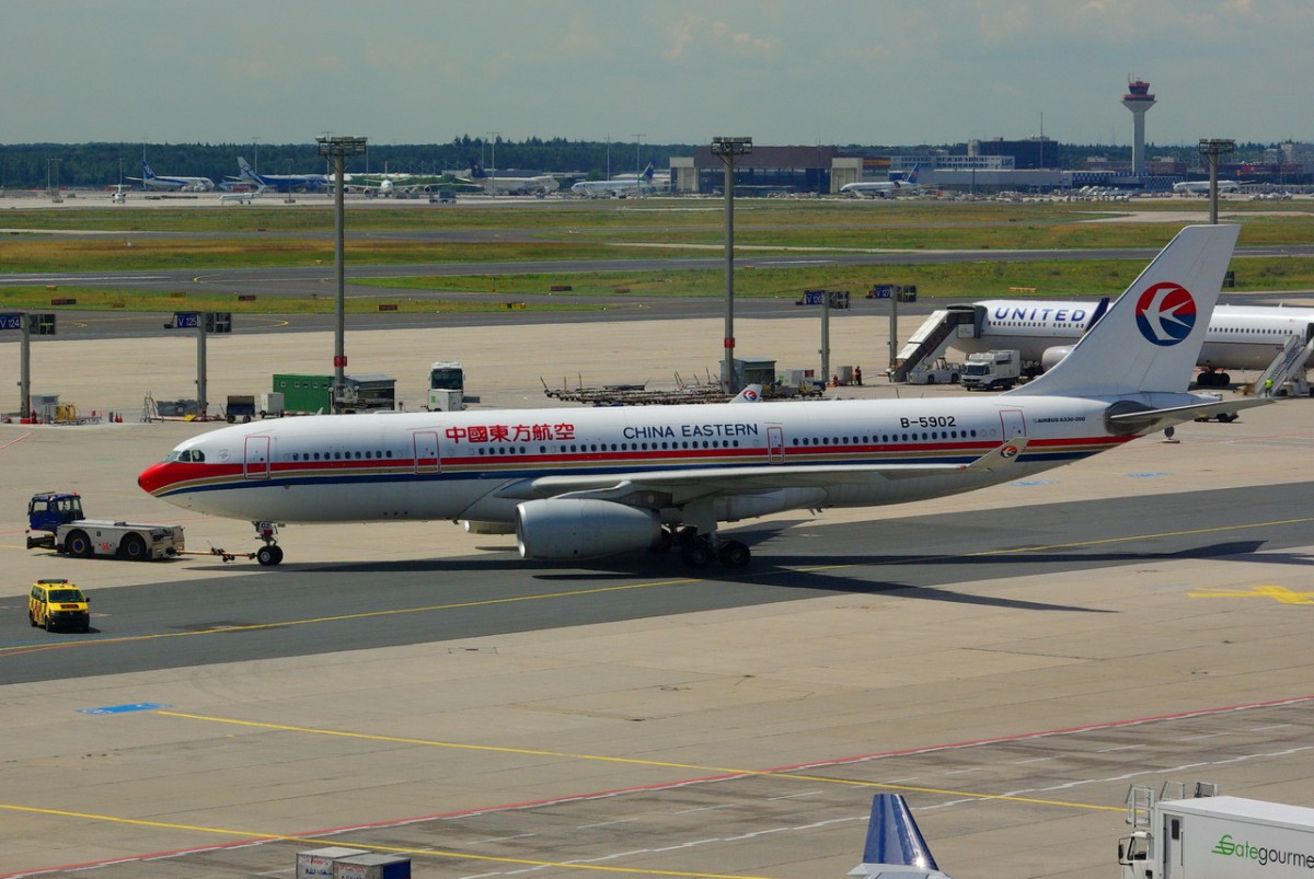 B-5902 China Eastern Airlines Airbus A330-243   in Frankfurt am 16.07.2014 zum Start