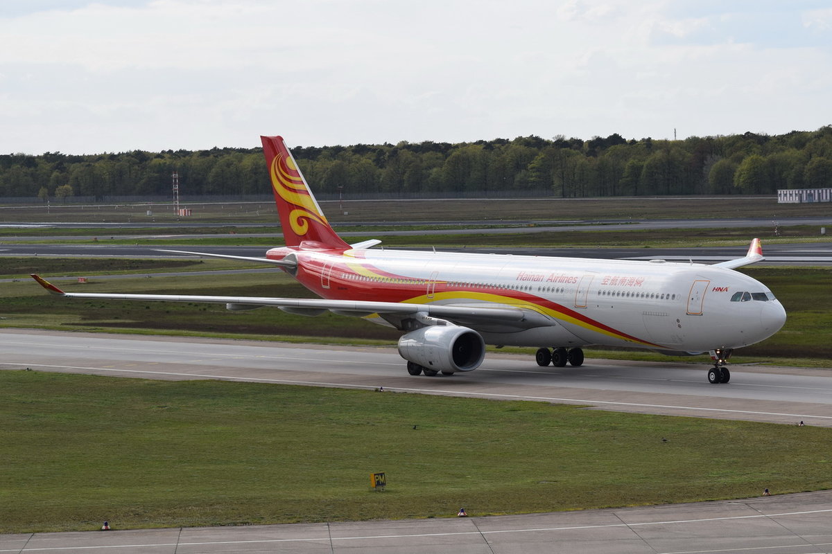 B-5971 Hainan Airlines Airbus A330-343   in Tegel zum Gate am 04.05.2016