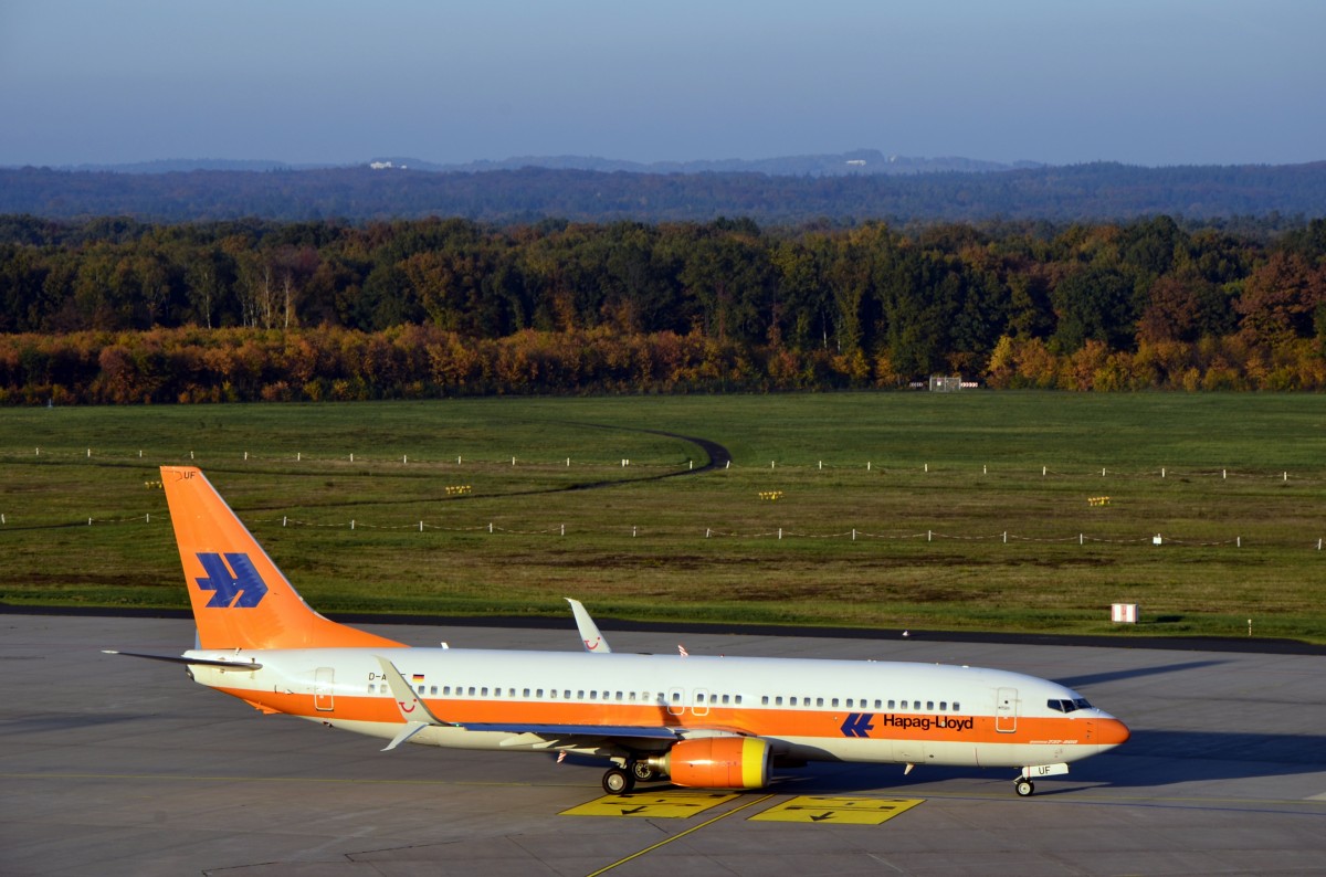 B 737-800 D-ATUF der Hapag Lloyd rollt am 27.10.2015 auf dem Flughafen Köln/Bonn zur Startbahn.